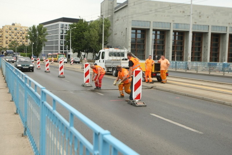 Wrocław: Remontują mostu Pokoju. Zajęli jeden pas (ZDJĘCIA)