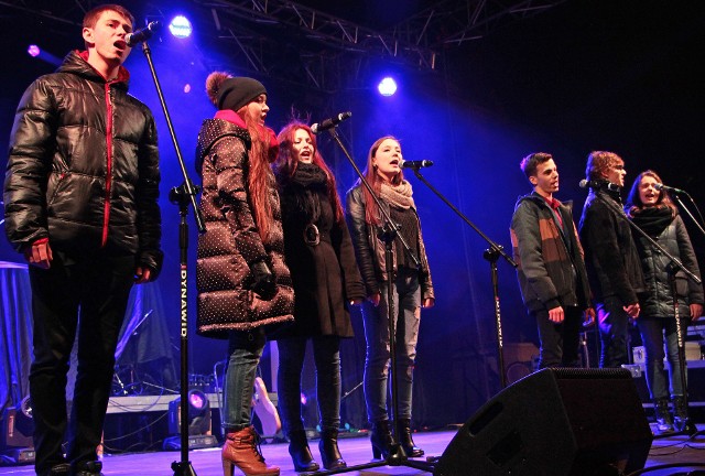 Zimowy koncert słuchaczy Studia Piosenki Zbigniewa Poliszczuka na Rynku w Grudziądzu (2015 rok)