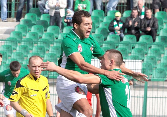 Rossi Leandro cieszy się wraz z Piotrem Wlazło z pierwszego gola strzelonego w Radomiaku, w marcu 2012 roku w meczu z Mazurem Karczew.