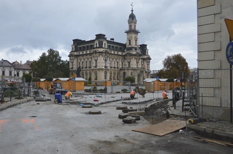 Nowy Sącz. Remont kostki brukowej w Rynku wchodzi w kolejną fazę. Jest zmiana organizacji ruchu [ZDJĘCIA]