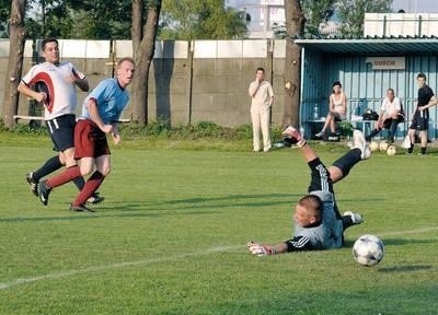 Za chwilę padnie druga bramka dla Dąbskiego Fot Andrzej Wiśniewski