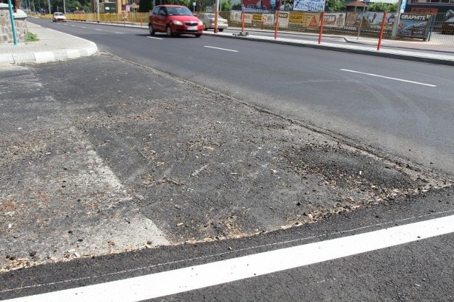 Przy wjeździe w ulicę Leszczynową asfalt jest wylany tylko na jednym pasie. Wszelkie roboty w jezdniach zakończone zostaną jednak do 30 czerwca