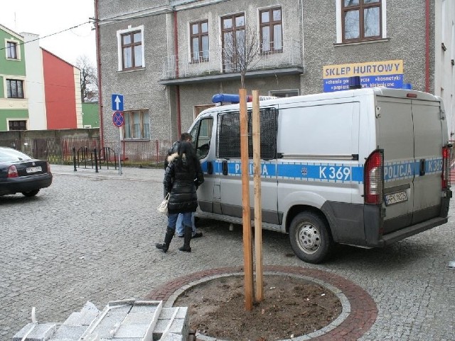 Policjanci wystawiają mandat za parkowanie obok niżańskiego magistratu.