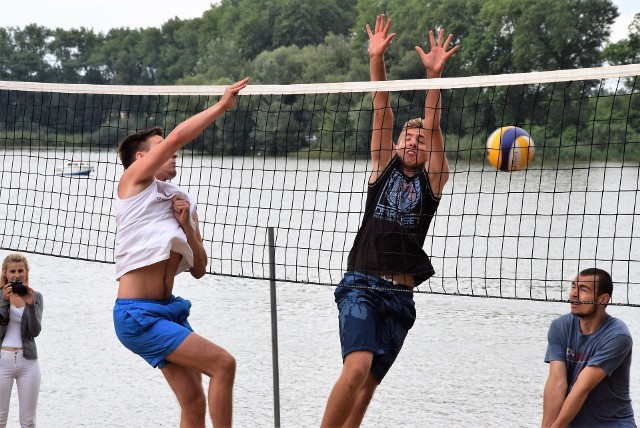 W Kruszwicy odbył się 6 sierpnia Amatorski Turniej Siatkówki Plażowej. Na cyplu płw. Rzępowskiego zmagały się dwuosobowe ekipy pań i panów.