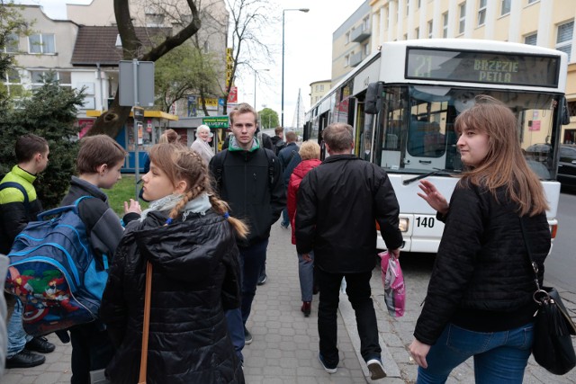 Piotr Radziej, który w MZK pracuje od 9 lat mówi, że kierowcy osobówek nie zdają sobie sprawy, że autobusem nie da się zahamować tak szybko, jak osobówką