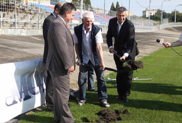 Symbolicznego wbicia łopaty dokonali oprócz władz miasta, dyrektor MOSiR, Piotr Kalinkowski (z lewej) oraz Zygmunt Malinowski, prezes Radomskiego Okręgowego Związku Lekkiej Atletyki.