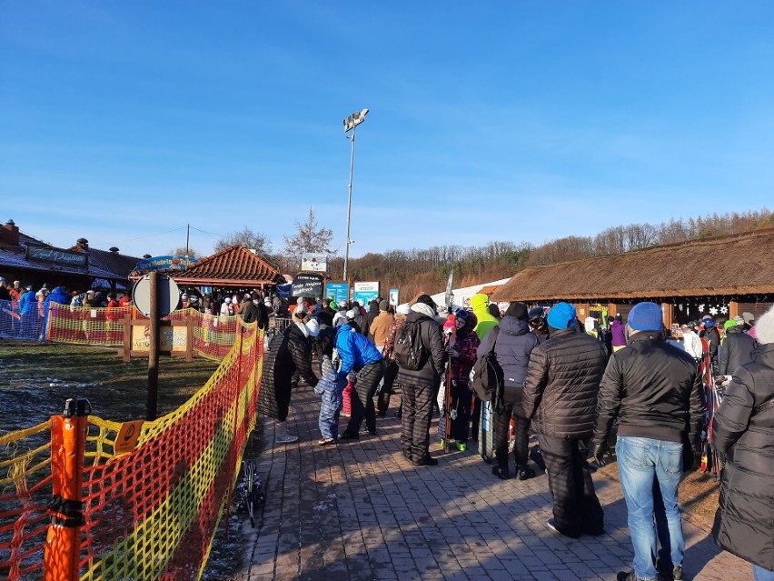 Stok narciarski w Bałtowie otwarty na jeden dzień! Są wielkie tłumy. W niedzielę, 27 grudnia jazda aż do północy