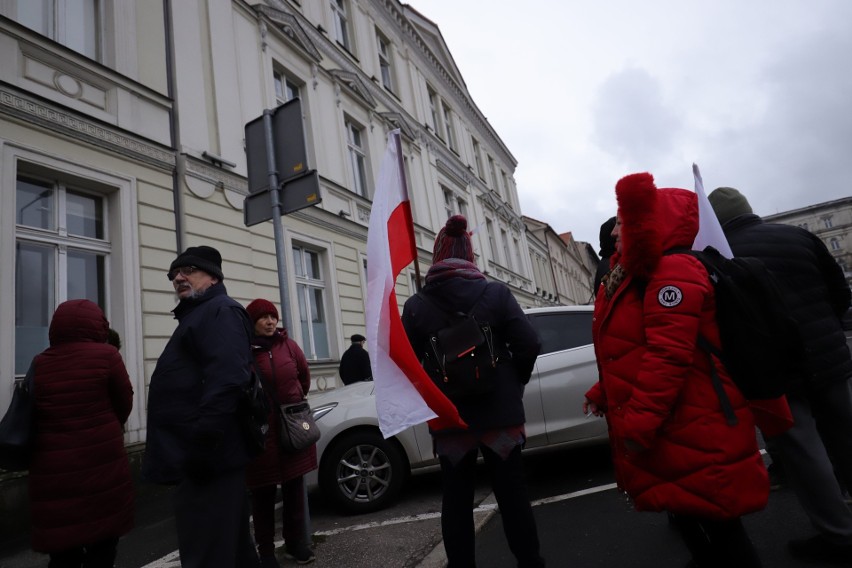 Kilkuosobowa grupa przeciwników szczepień przeciwko covid...