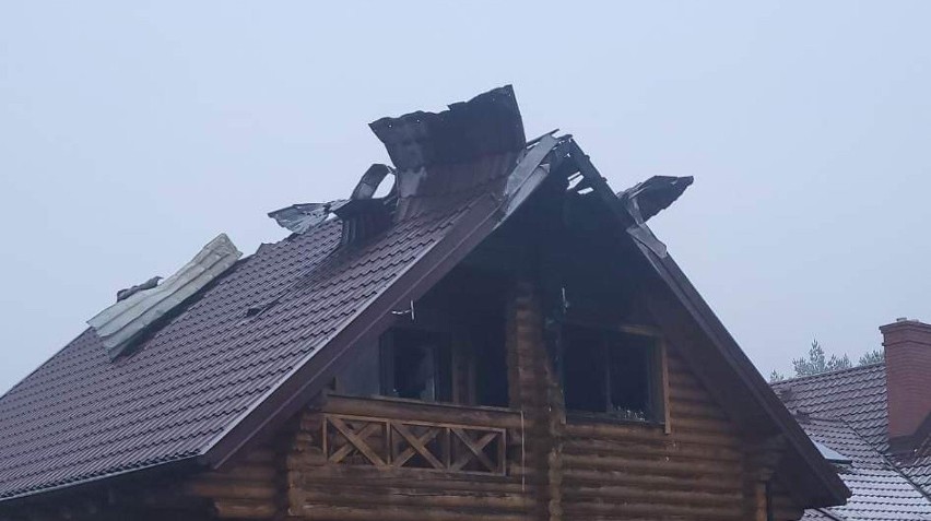 Pożar i jego gaszenie zniszczyły górę domu w Dzikowie....