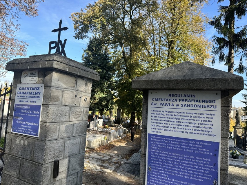 Na cmentarzu świętopawelskim w Sandomierzu trwa kwesta na rzecz ratowania zabytkowych nagrobków. Zobacz film i zdjęcia