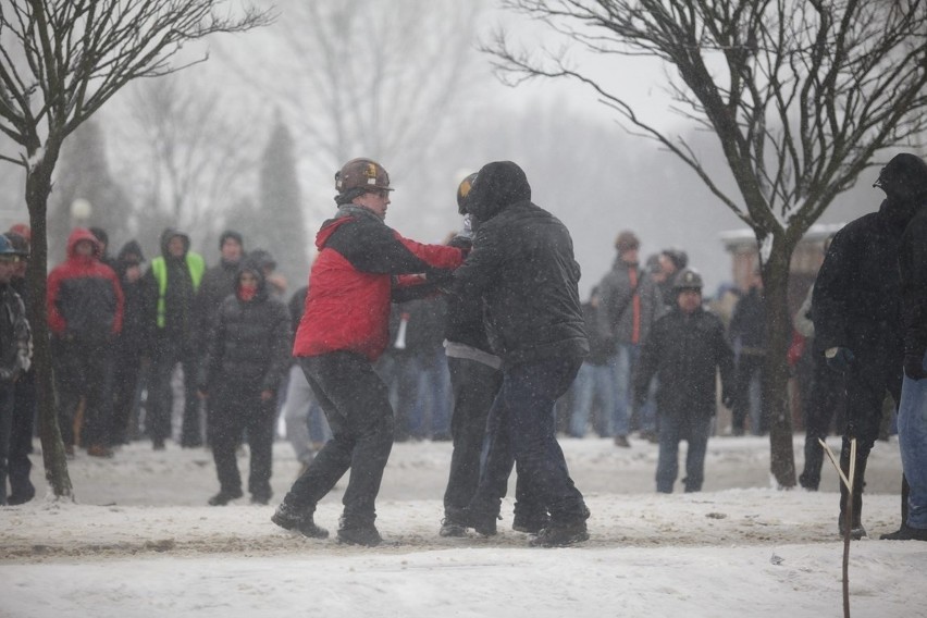 Strajk JSW: Bitwa górników z policją przed siedzibą JSW