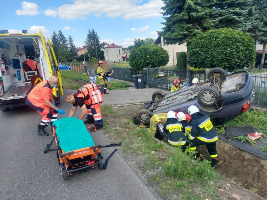 Poszkodowaną osobę z pojazdu wydostali strażacy