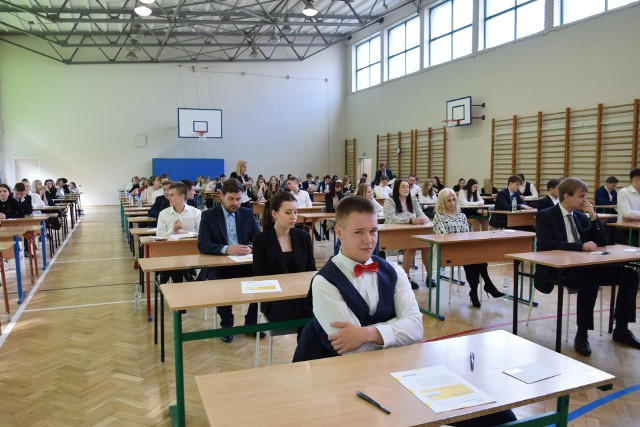 W II Liceum Ogólnokształcącym imienia Tadeusza Kościuszki w Sandomierzu do egzaminu z języka polskiego przystąpiło 104 uczniów. Egzamin pisano w sali gimnastycznej i w jednej z klas. Zobacz na kolejnych zdjęciach.