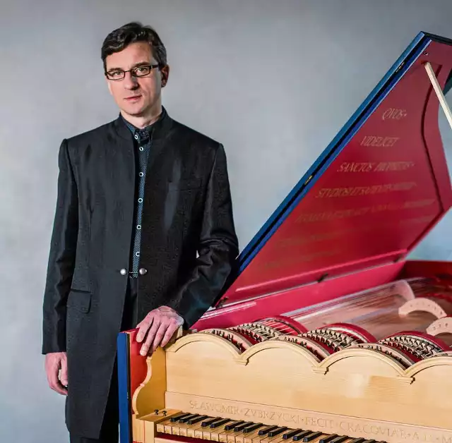 Sławomir Zubrzycki ze zrekonstruowaną przez siebie violą organista