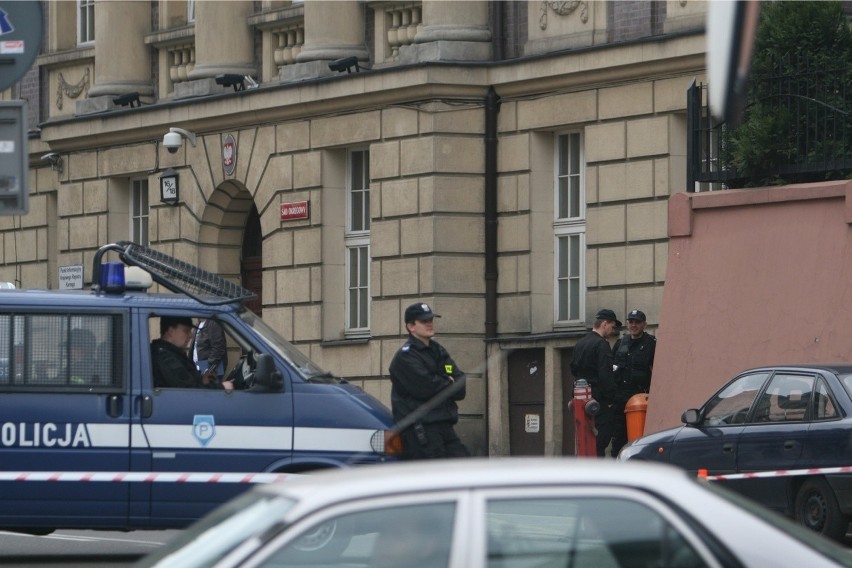 Alarmy bombowe w Katowicach: z sądu ewakuowano 200 osób