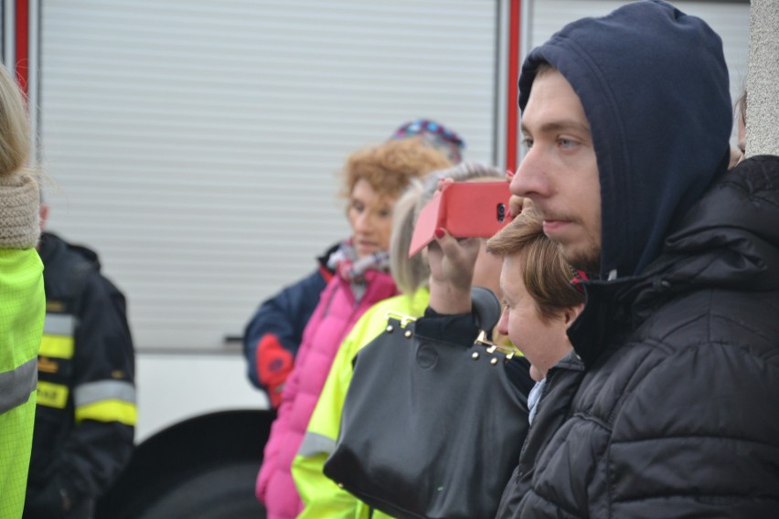 Przy autostradzie A1 w Żorach autobus stanął w ogniu. Strażacy wyciągali rannych ZDJĘCIA