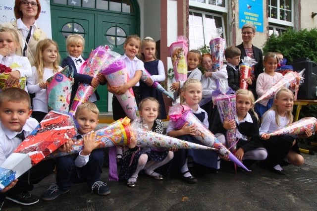 W niedzielę w Opolu - Malinie 17 dzieci pasowano uroczyście na uczniów nowej Szkoły Podstawowej Stowarzyszenia Pro Liberis Silesiae. Nie zabrakło też tradycyjnych "tyt&#8221; ze słodyczami.