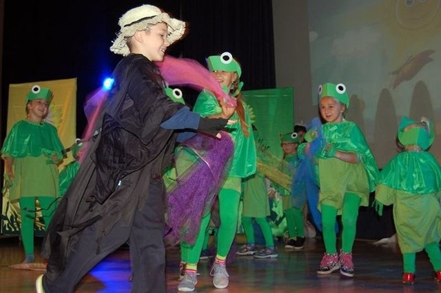 Na początku wszyscy obejrzeli sztukę teatralną „Żabki” w wykonaniu najmłodszej grupy aktorów z „Kurtynki”