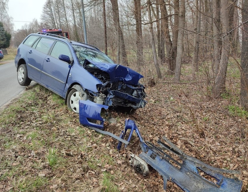 Wypadek w Haczowie. 61-letnia kobieta uderzyła toyotą w drzewo. Do szpitala trafiły dwie osoby [ZDJĘCIA]