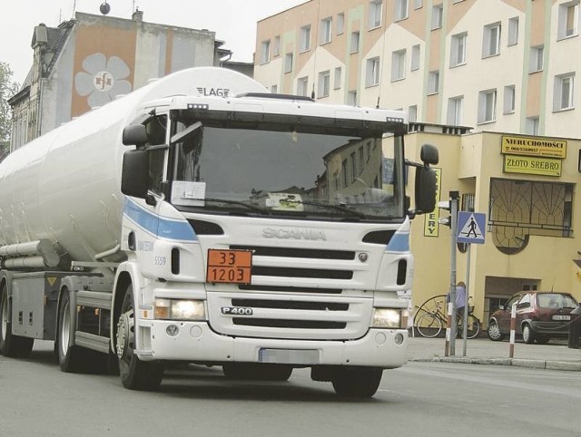Pomiar ruchu na drogach wojewódzkich, który ostatni raz przeprowadzony był w 2010 r., pokazał, że średnio na dobę przez centrum Nowej Soli (ul. Piłsudskiego, Plac Wyzwolenia i Wrocławska) przejeżdżają 183 ciężarówki z przyczepą i 244 bez przyczepy