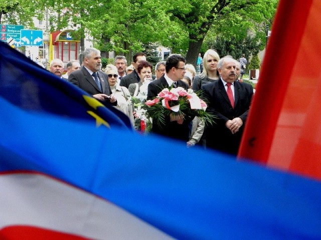 Na zdjęciu politycy lewicy tuż przed złożeniem kwiatów. 