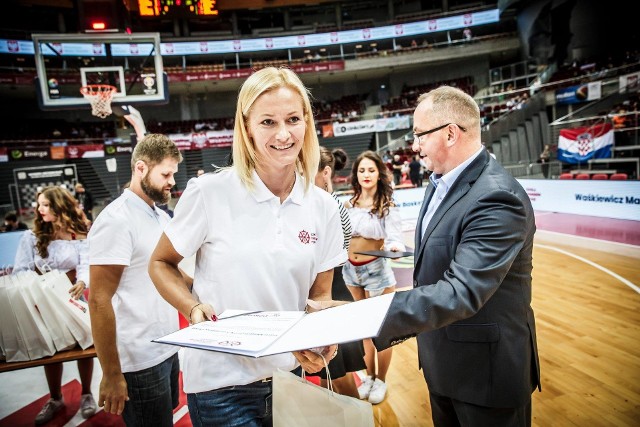 Magdalena Leciejewska bardzo szybko przeszła z parkietu na ławkę. Równocześnie z pracą w MUKS rozpoczęła kurs trenerski pod egidą PZKosz.