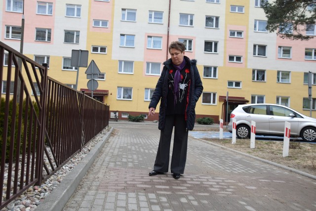 Na tym progu spowalniającym zaczęły się problemy pani Zdzisławy. - I skończą się w sądzie - zapowiada kobieta