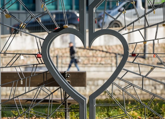 „Kadr na miłości” w Bydgoszczy - instalacja na kłódki zakochanych na skwerze nad Brdą przy moście Bernardyńskim
