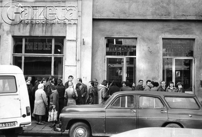 Styczeń 1980, kolejka do sklepu z meblami we Wrocławiu