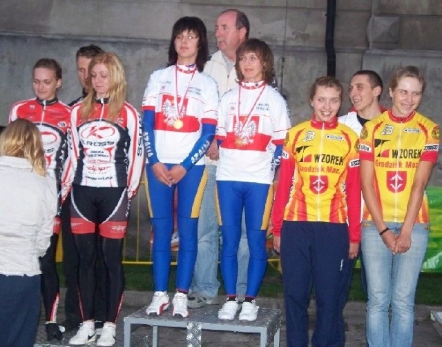 Katarzyna Wilkos i Anna Socha na podium stanęły razem w trenerem Stanisławem Zygmuntem.