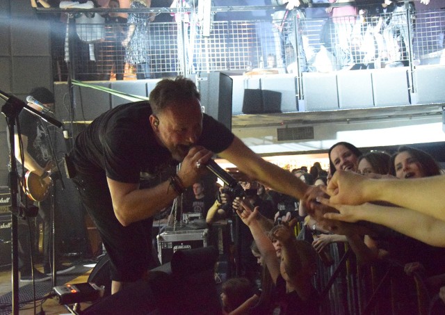 Radomski zespół Scream w piątek, 12 kwietnia, w klubie Strefa G2 świętował swoje 10 urodziny. Był to wyjątkowy koncert, z udziałem wielu zaproszonych gości - kilka godzin porządnego rockowego grania!Scream ma na swoim koncie jedną płytę długogrającą oraz dwie EP-ki. Fani podczas koncertu w radomskim klubie mogli usłyszeć kilkanaście utworów z dorobku zespołu. Zanim jednak przyszedł czas na danie główne, były przystawki w postaci występów zaproszonych zespołów. Rockowy wieczór rozpoczął zespół New Amsterdam, który w ostatnich tygodniach został laureatem Radomskiej Nagrody Muzycznej Kaziki 2019. Co ciekawe, debiut sceniczny zespół zanotował jako support przed Screamem pod koniec lipca 2018 roku. Potem na scenie pojawiło się Lustro, a więc zespół doskonale znany fanom radomskiego rockowego grania. Kolejną z kapel były Renegady Tribute Band. To grupa czterech szalonych muzyków, z których każdy spełnia się już w innych projektach. Ostatnią z zaproszonych grup był Carrion. To również zespół, którego nie trzeba specjalnie przedstawiać fanom w Radomiu. Po występach wspomnianych kapel, przyszedł czas na gwiazdę wieczoru, jubilata, który zaprezentował na scenie świetną formę. Nie zabrakło zaproszonych gości. Pojawili się Mariusz “Vikol” Wiązowski (Carrion) w utworze "Słowa", Małgorzata Matracka ("Co byś zrobił") oraz byli członkowie Screamu, Syla ("Wołaj mnie") i Tomasz Dudzic ("Po prostu wyjdź"). Pod koniec zespół zaprosił też na scenę Artura Gadowskiego, Piotra Sujkę i Wojtka Owczarka z zespołu IRA. Razem zagrali "Bierz mnie" z repertuaru najpopularniejszej formacji rockowej z Radomia. Na koniec Scream zagrał dwa nowe numery z nowej EP-ki, czyli "Czekając na" i "Prosty plan". Co ciekawe, cały koncert był profesjonalnie rejestrowany, a materiały z niego użyte zostaną do wideoklipów występujących w nim zespołów.>>> KLIKNIJ NA ZDJĘCIE LUB UŻYJ STRZAŁEK NA KLAWIATURZE ABY PRZEJŚĆ DALEJ 