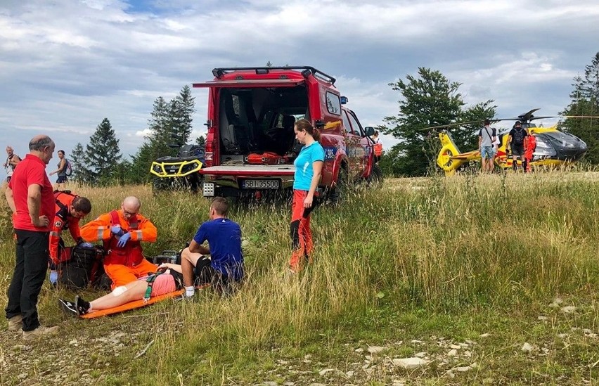 Pijany przewodnik górski szedł z wycieczką dzieci na Klimczok w Beskidach. Pił alkohoil i bełkotał. Został ewakuowany przez GOPR i policję