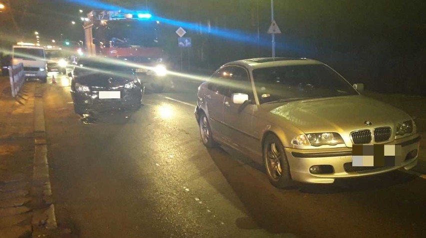 Wypadek w Opolu. Toyota najechała na tył BMW. Trzy osoby