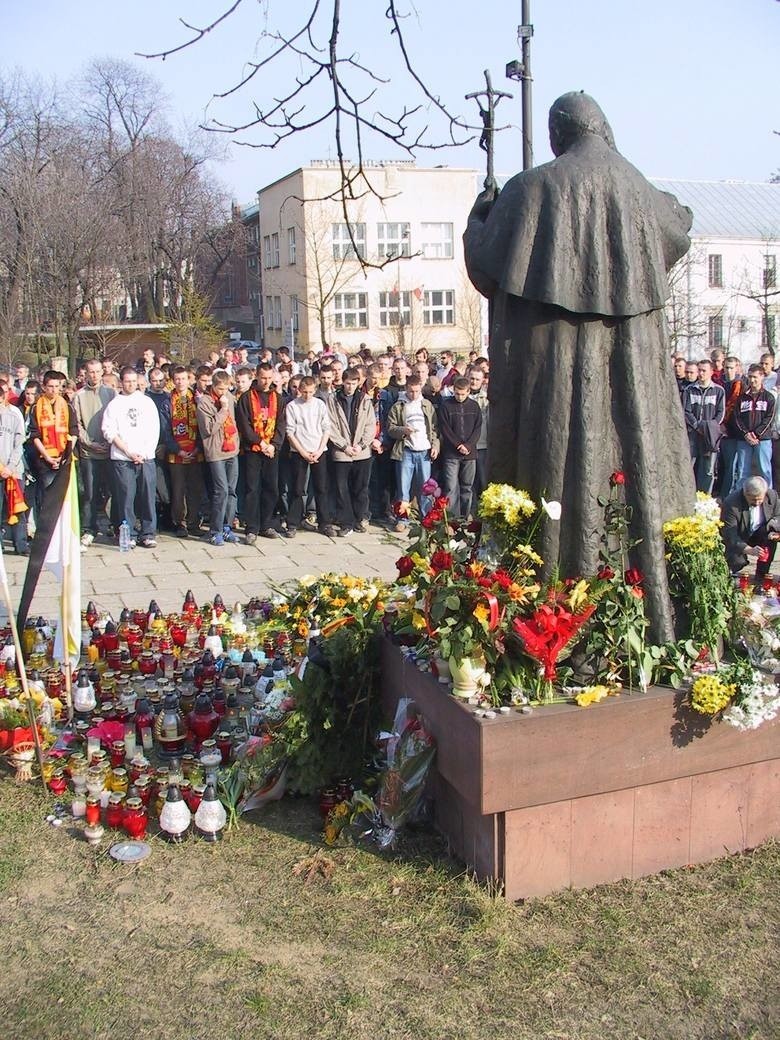 Piłkarze, trenerzy i kibice Korony Kielce modlili się 19 lat temu po śmierci Jana Pawła II. Ze stadionu przeszli pod pomnik papieża 