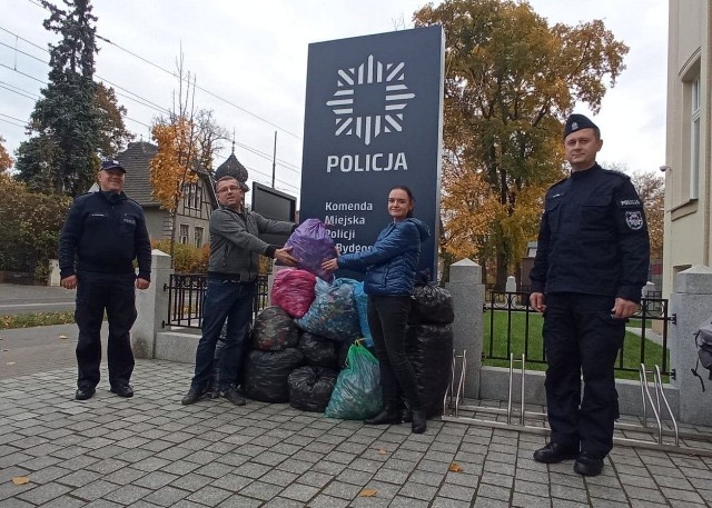 Policjanci przekazali rodzicom Szymka zebrane przez siebie nakrętki. Za to otrzymali podziękowanie.