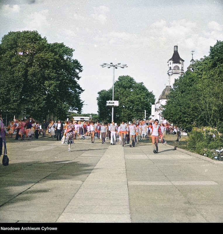 Ul. Bohaterów Monte Cassino. Widok na latarnię oraz wejście...