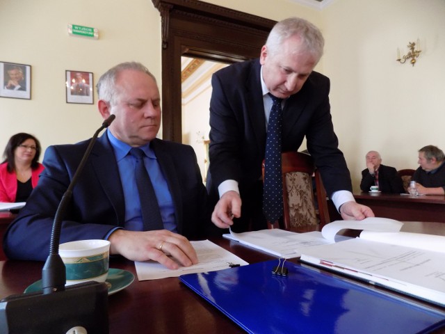 Burmistrz Józef Rubacha (z lewej) i radny Andrzej Stambulski, który podczas sesji skrytykował przyszłoroczny budżet miasta i zapowiedział wstrzymanie się od głosy podczas jego zatwierdzenia.
