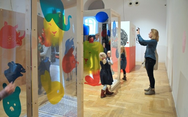 Już pierwszej ekspozycji „Tu czy tam? poświęconej współczesnej polskiej  ilustracji dla dzieci towarzyszyć będą warsztaty dla dzieci. 