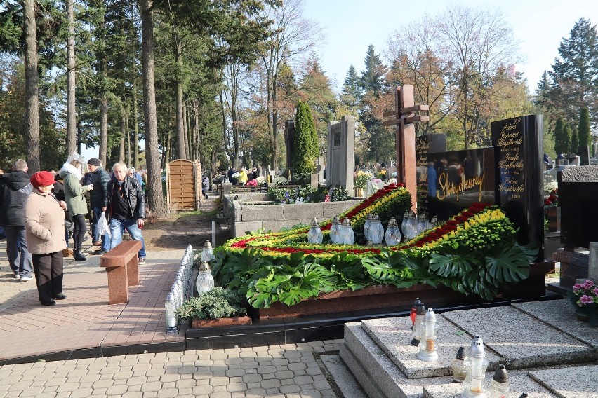 Grób Heleny Skrzydlewskiej tonie w kwiatach. Tak na Wszystkich Świętych prezentuje się grób rodziny Skrzydlewskich na cmentarzu Zarzew FOTO