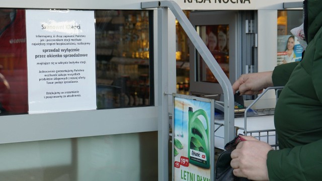 Stacja Lotos w Tychach. Okienko sprzedażoweZobacz kolejne zdjęcia. Przesuwaj zdjęcia w prawo - naciśnij strzałkę lub przycisk NASTĘPNE