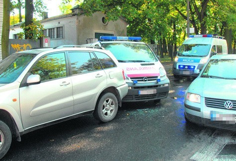 Toyota, cofając, uderzyła w przód karetki.