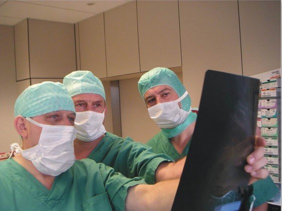 Na sali operacyjnej od lewej dr Jerzy Pieniążek, dr Lechosław Ciupik, Zielona Góra i prof. Robert Gunzburg z Antwerpii