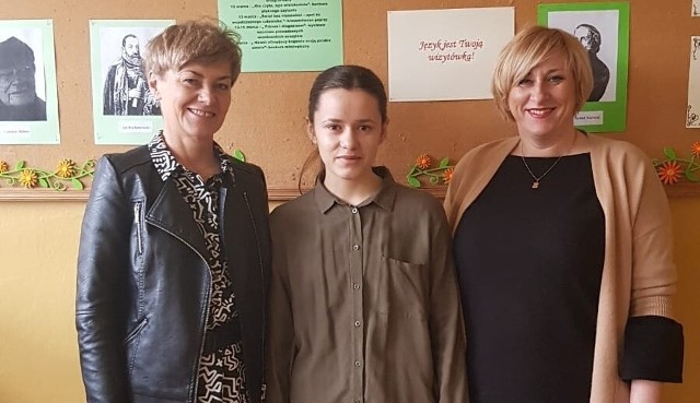 Karolina Kochańczyk z nauczycielkami Romą Adamczyk i Wiolettą W&oacute;jcik