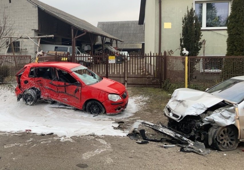 Wypadek na łuku drogi we Wrocieryżu. Dwaj kierowcy w szpitalu [ZDJĘCIA] 