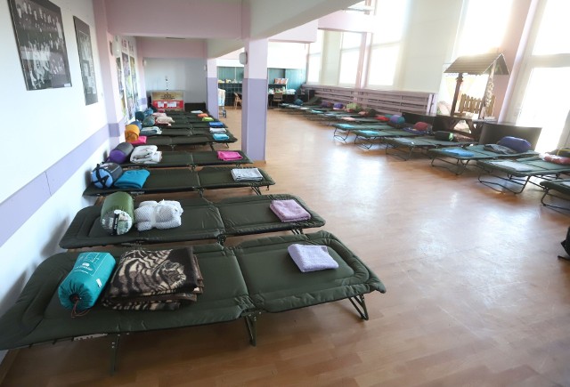 W Miejskim Ośrodku Sportu i Rekreacji w Radomiu jest pełna mobilizacja, na razie łóżka rozstawiane są w holu obiektu.