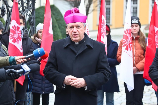 17 czerwca dla wielu osób będzie dniem wolnym od pracy, tłumaczy powody swojej decyzji arcybiskup Józef Kupny