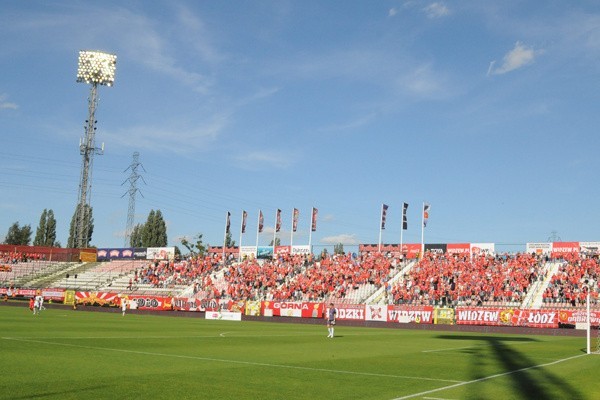 Podczas ostatniego spotkania Widzewa z Polonią Warszawa wiele miejsca na stadionie świeciło pustkami.