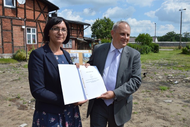 Magdalena Gryko, burmistrz Kępic i Aleksander Jankowski, zarządzający Funduszem Municypalnym TFI w BGK S.A. tuż po podpisaniu umowy na terenie, gdzie powstaną budynki.