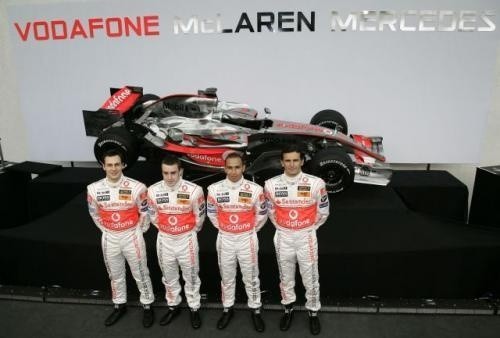 Fot. DaimlerChrysler: Od lewej stoją Gary Paffett, Fernando Alonso, Lewis Hamilton i Pedro de la Rosa.