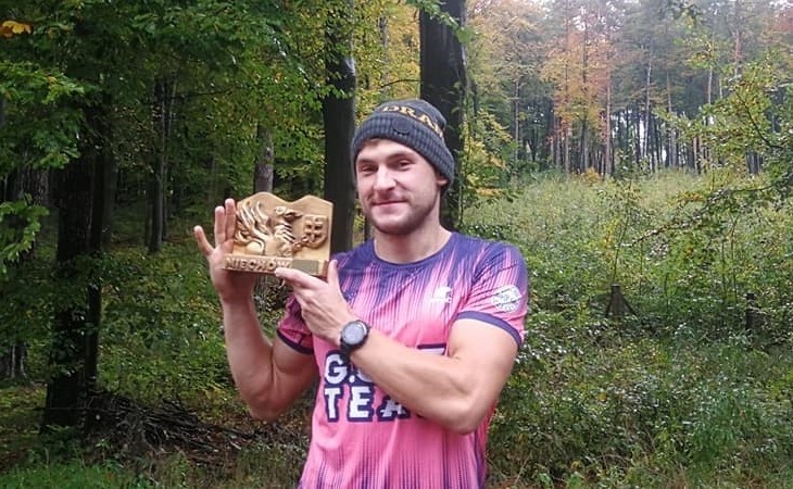 Zwycięzca biegi Kamil Kozioł z nagrodą